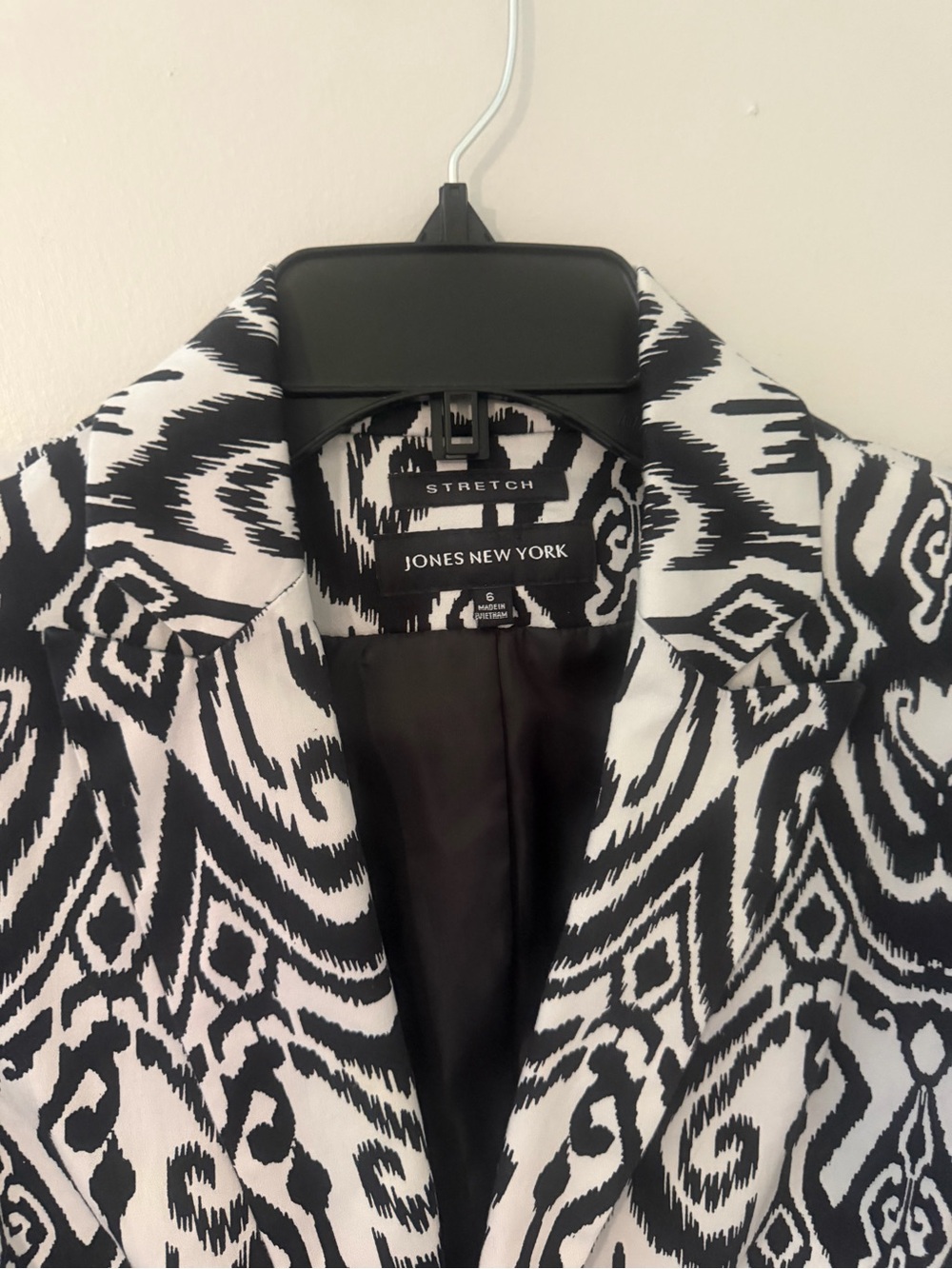 Jones New York Stretch Black and White Ikat-Style Abstract Blazer size 6 - Picture 3 of 16